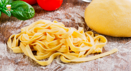 Massa de Macarrão Caseiro fica gostoso com sabor da roça fiz assim